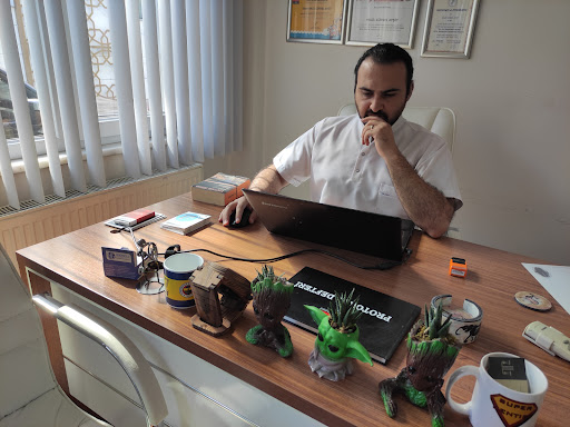 Diş Hekimi Halil Gürsel Ayşit