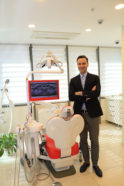Dr. Burak Büyüktürk- Dent B&B Diş Kliniği Nişantaşı Diş Estetik ve İmplant Merkezi