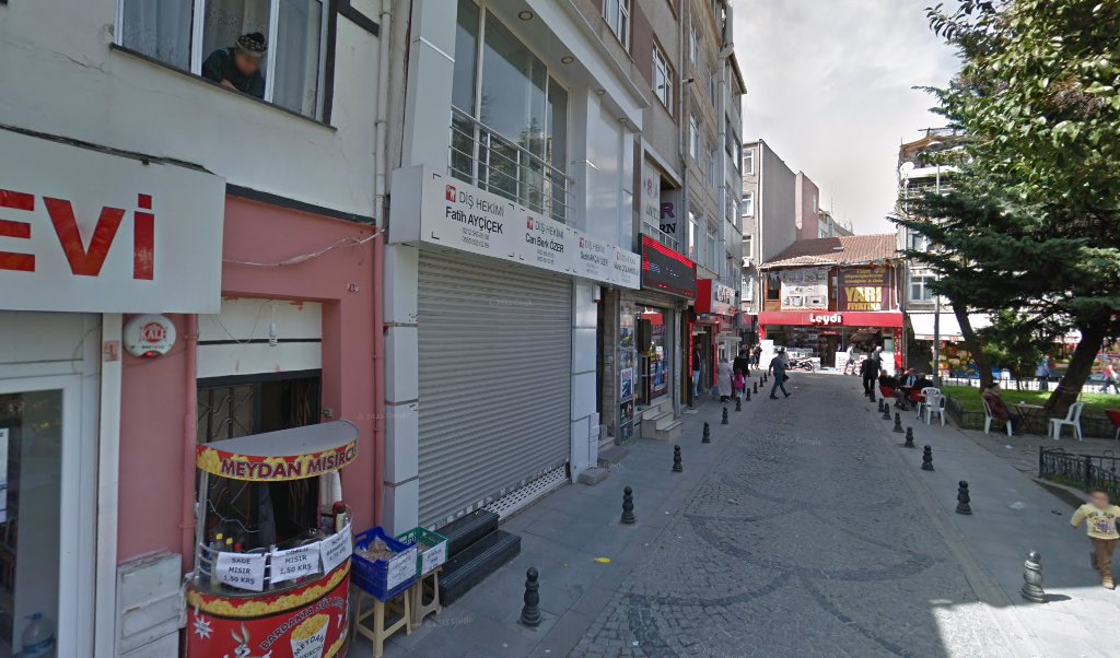 Dis Hekimi Sezin Akçay Özer — 2