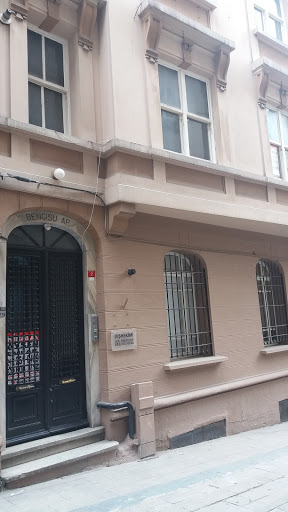 Diş Hekimi Gül Oskaylar